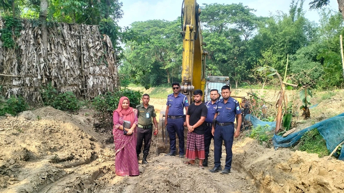 অবৈধভাবে পুকুর খননের দায়ে ৫০ হাজার টাকা জরিমানা