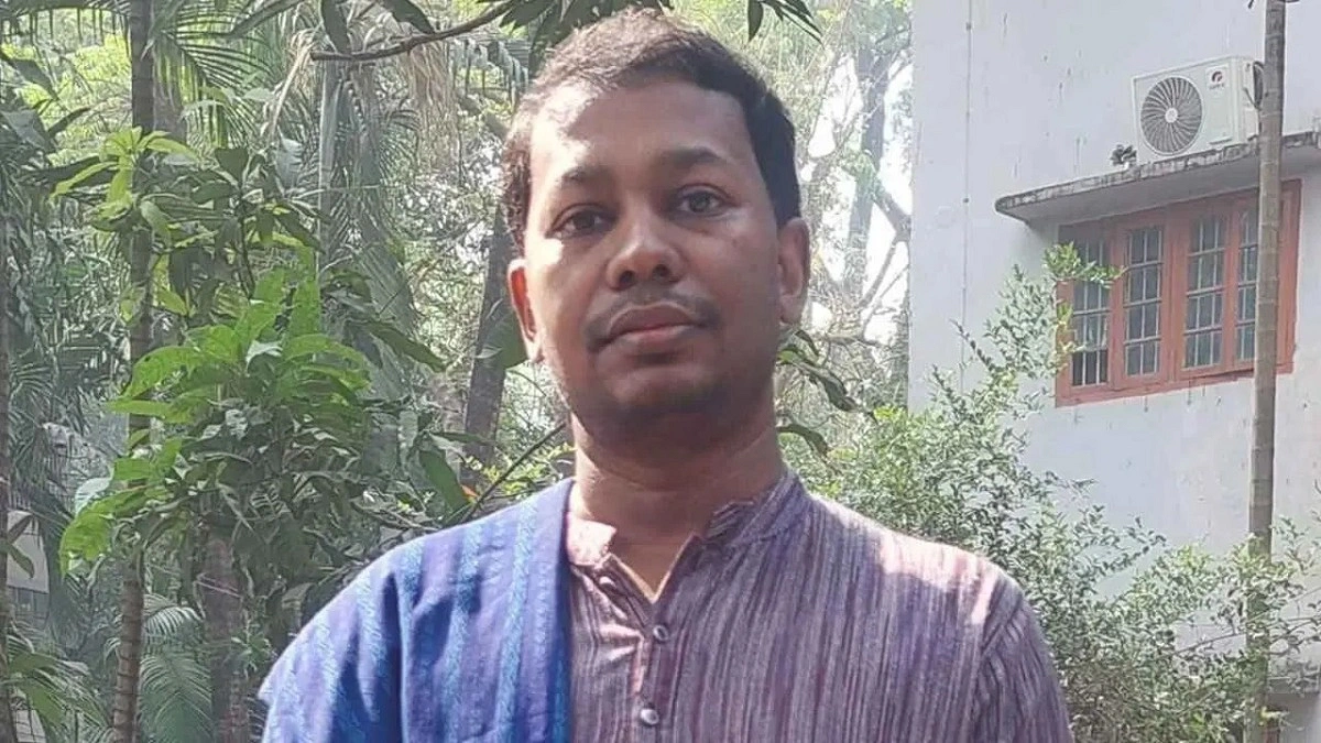 ‘গান গাওয়ার’ কারণেই কি অব্যাহতি পেলেন ঢাবি শিক্ষক?