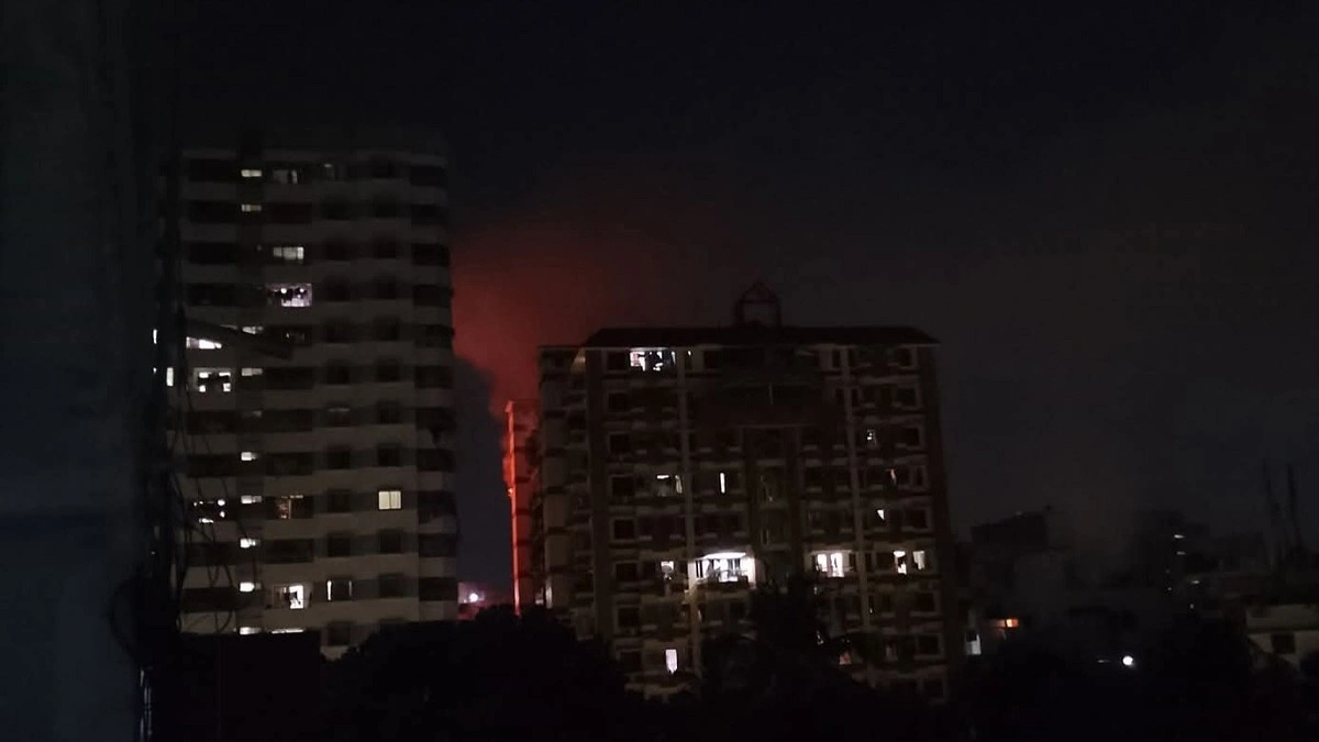 রাজধানীর কাঁটাবনে ভবনের ১২ তলায় ভয়াবহ আগুন