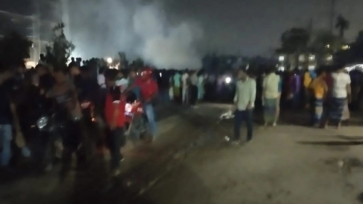 বকেয়া বেতনের দাবিতে মহাসড়ক অবরোধ, ৩ ঘণ্টা বন্ধ যান চলাচল
