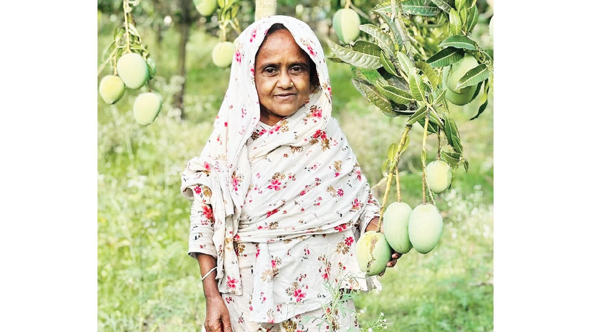 এশিয়ার ক্ষুদ্রতম মা এখন স্বাবলম্বী