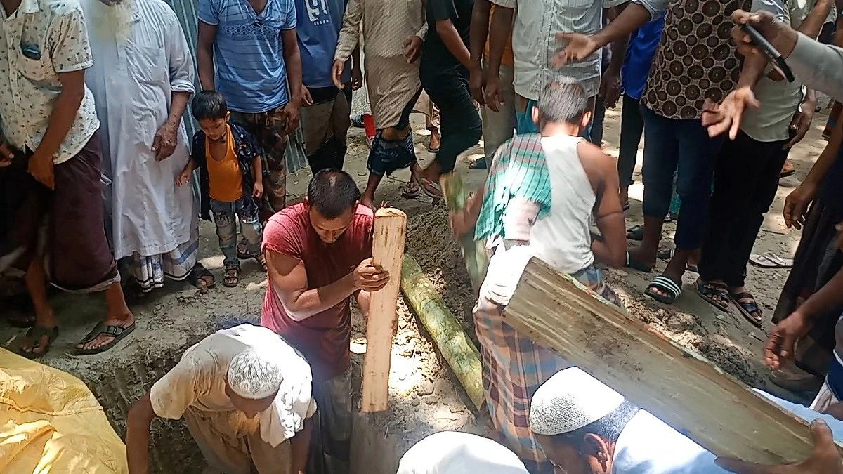 সম্পত্তি নিয়ে বিরোধে বাড়ির উঠানেই লাশ দাফন
