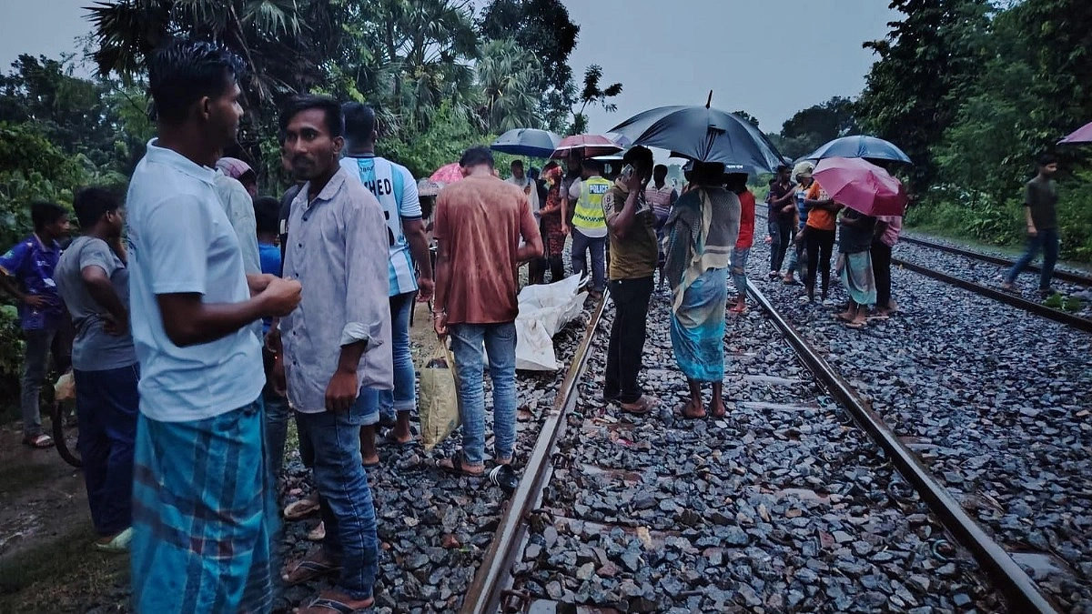 রেলক্রসিংয়ে ট্রেনের ধাক্কা, প্রাণ গেল দুই যুবকের