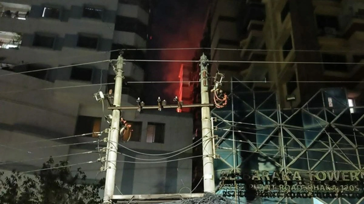 রাজধানীর কাঁটাবনে ভবনের ১২ তলায় ভয়াবহ আগুন