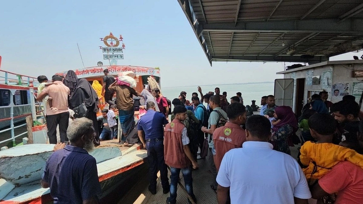ঈদ শেষে দৌলতদিয়া ঘাটে বাড়ছে ঢাকামুখী যাত্রীর চাপ
