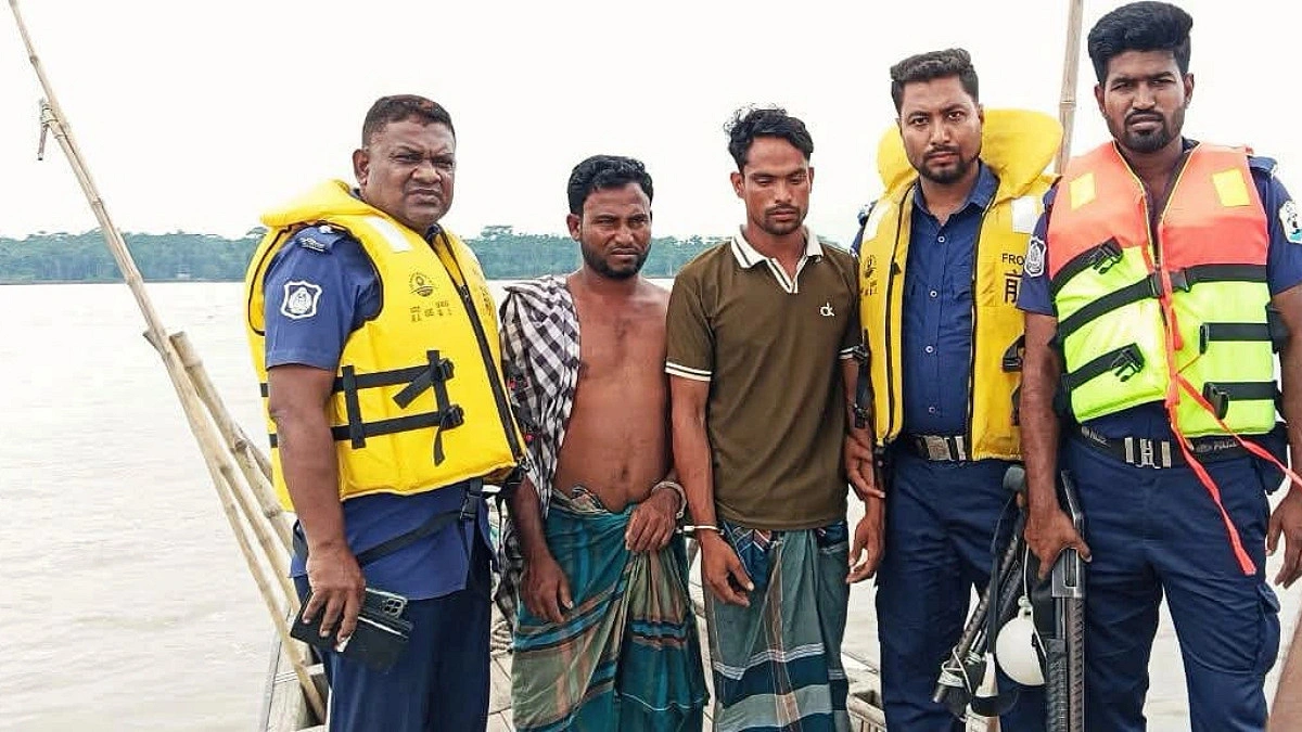ইলিশা নদীতে বাল্কহেড থামিয়ে চাঁদাবাজি, হাতেনাতে আটক দুজন