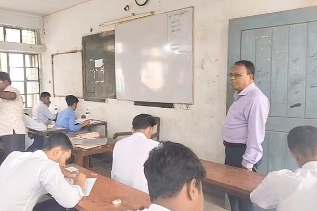 হোমনায় এসএসসি পরীক্ষার হল পরিদর্শন করেছেন সংসদ সদস্য সেলিম ভূঁইয়া