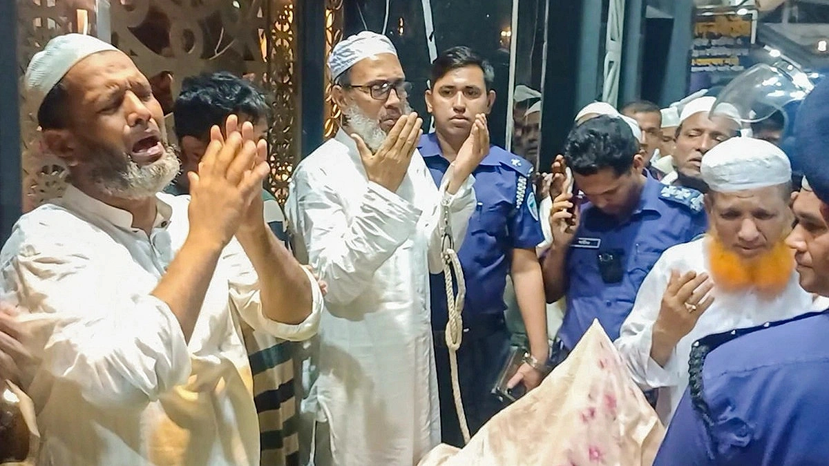 হাতকড়া নিয়ে মায়ের জানাজায়
