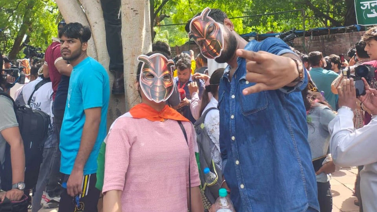 আরশোলার মুখোশে জন্তর মন্তর ভরালেন ককরোচ পার্টির সমর্থকরা