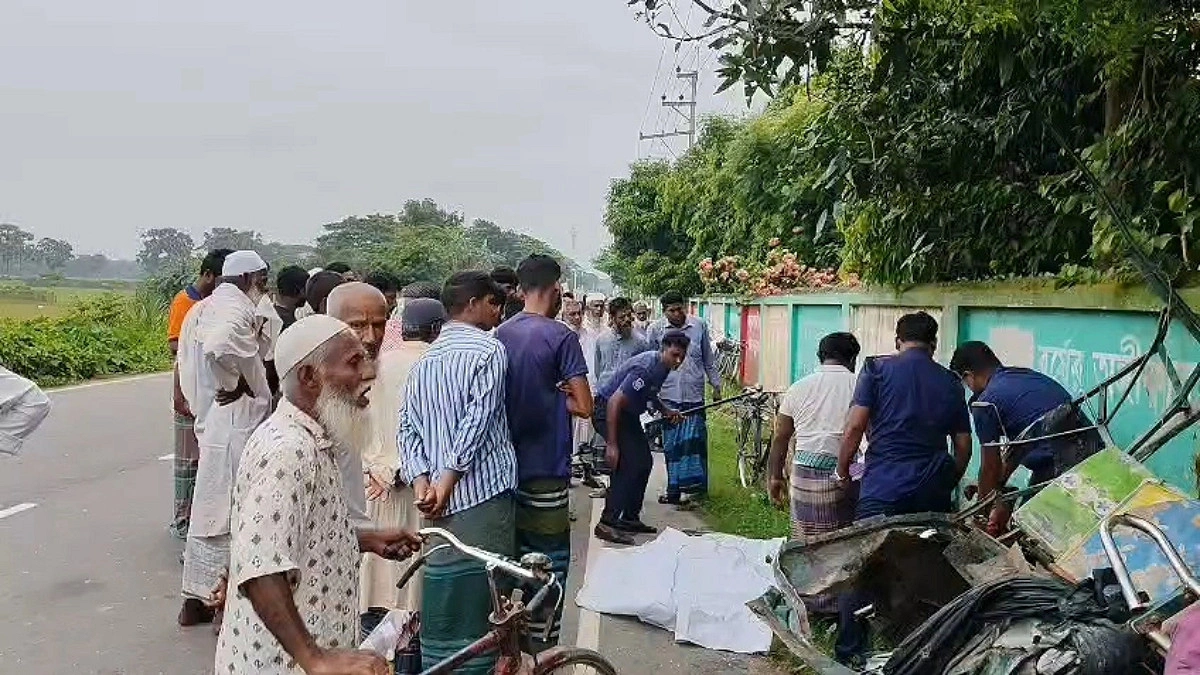 ট্রাকের ধাক্কায় অটোরিকশার ২ যাত্রী নিহত