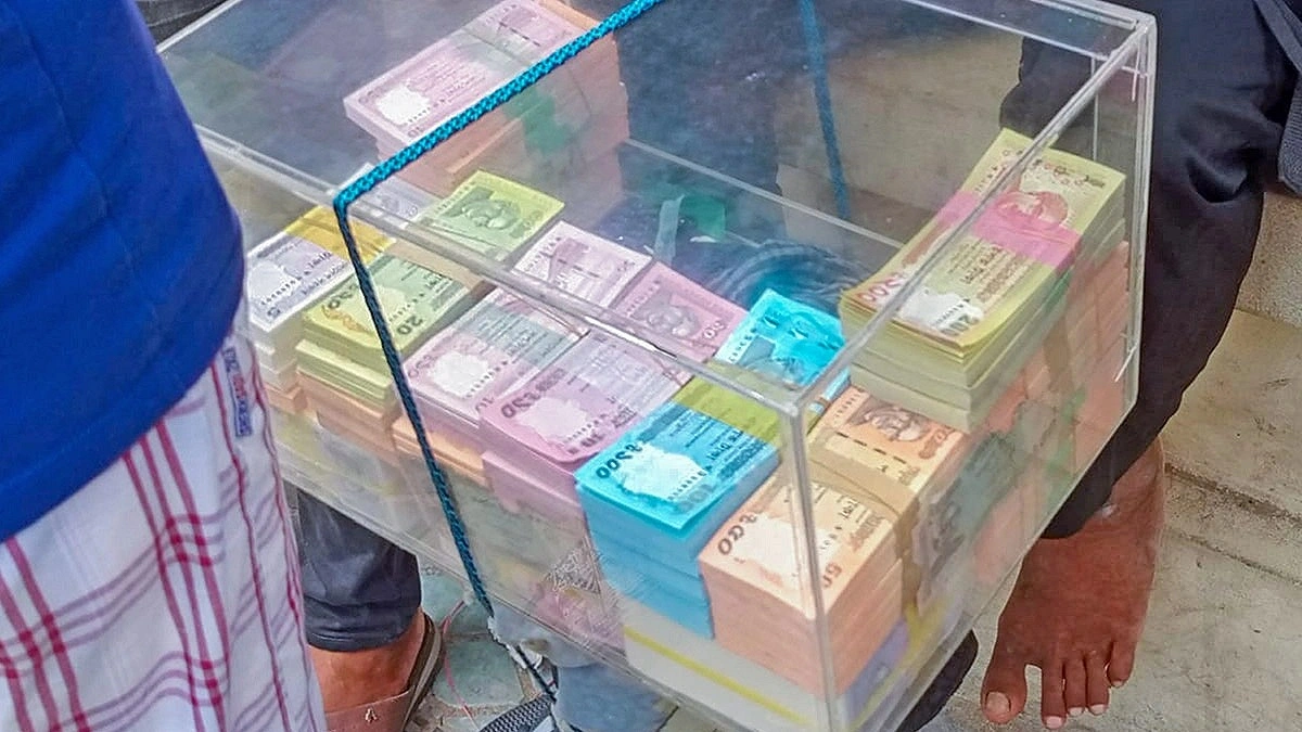 ফুটপাতেই ব্যাংকের নতুন টাকার হাট
