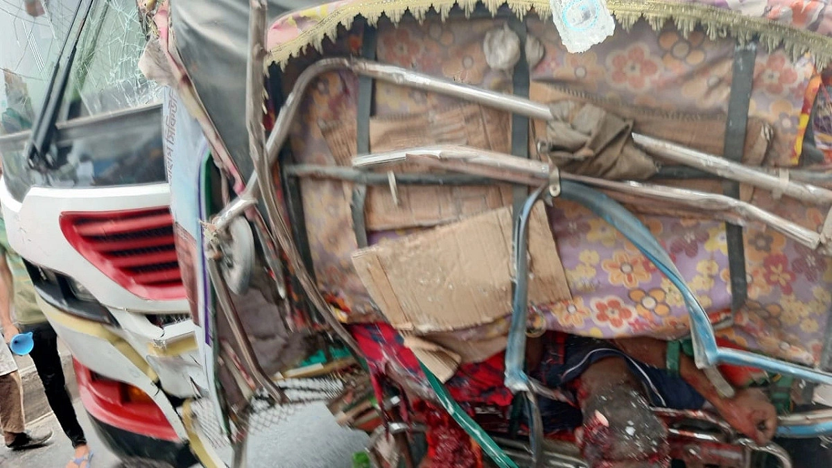 দুই বাসের মাঝখানে পড়ে প্রাণ গেল অটোরিকশার যাত্রী-চালকের