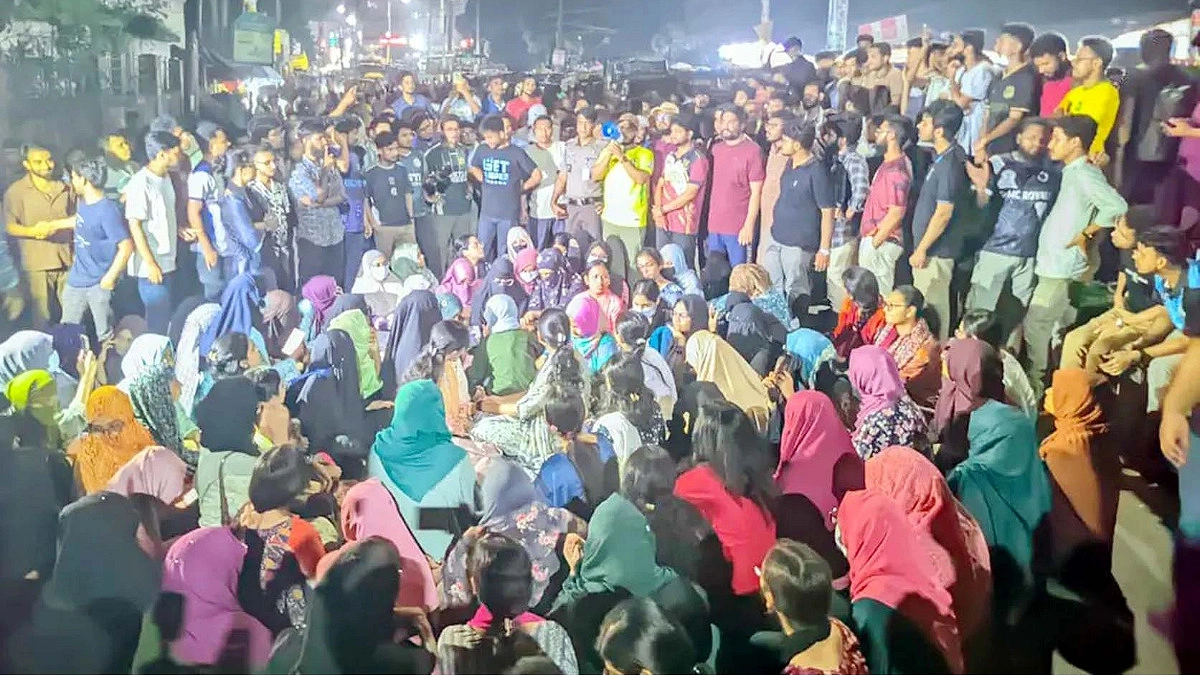 মেডিকেল শিক্ষার্থীর মুক্তির দাবিতে সড়ক অবরোধ