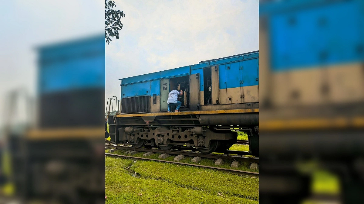 একদিনে দুই ট্রেনে যান্ত্রিক ত্রুটি, ভোগান্তিতে যাত্রীরা
