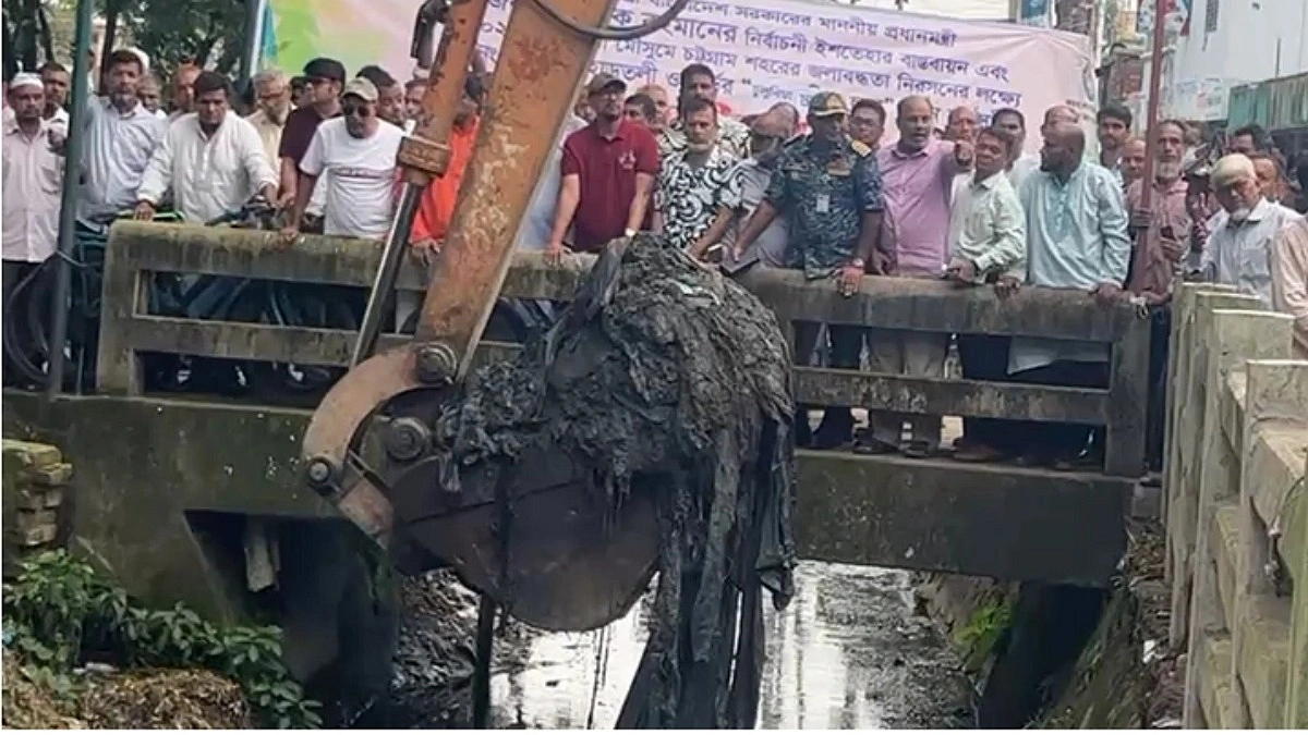 খাল দখলদারদের সরে যেতে হবে, না হলে আইনি ব্যবস্থা : চসিক মেয়র