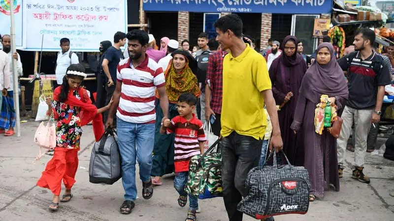 ঢাকার অভ্যন্তরীণ গণপরিবহন নিয়ে নানা অভিযোগ রয়েছে অনেকের (প্রতীকী ছবি)
