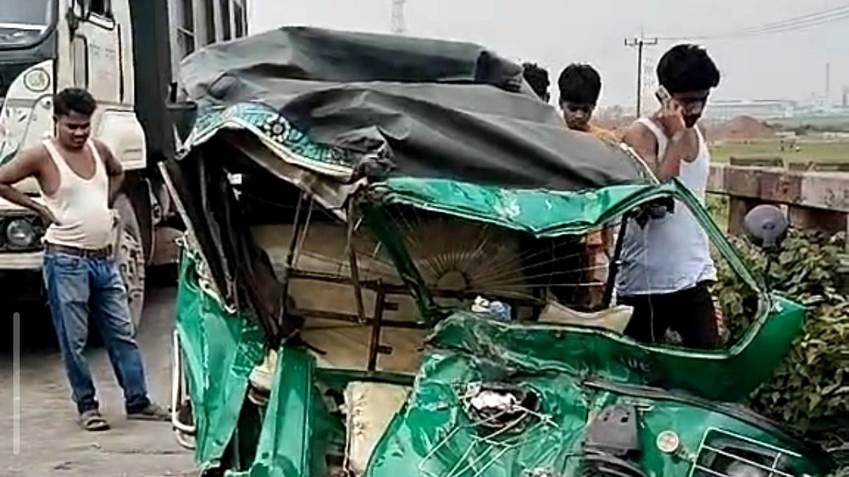 অটোরিকশায় ট্রাকের ধাক্কায় নিহত বেড়ে ৩
