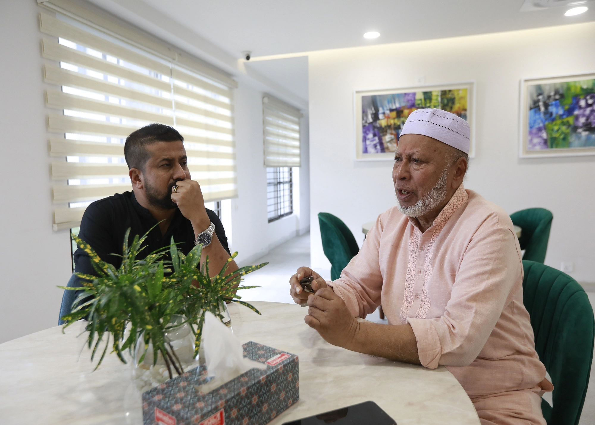 আলাপচারিতায় ডা. কাজী তইমুর রহমান (ডানে)। সঙ্গে রাকিব হোসেন সজল, উপ পরিচালক, জেবিএফআরএইচ।
