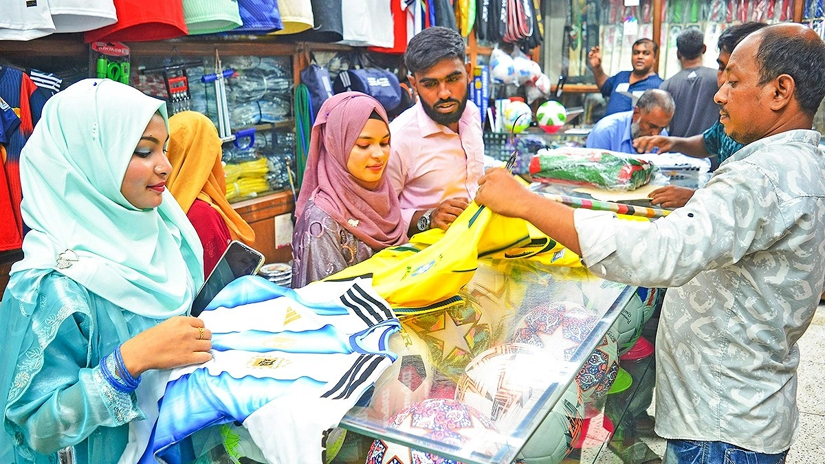 চট্টগ্রামে বেশি আর্জেন্টিনার আকাশি-সাদা জার্সি, পতাকায় ব্রাজিলের হলুদ-সবুজ