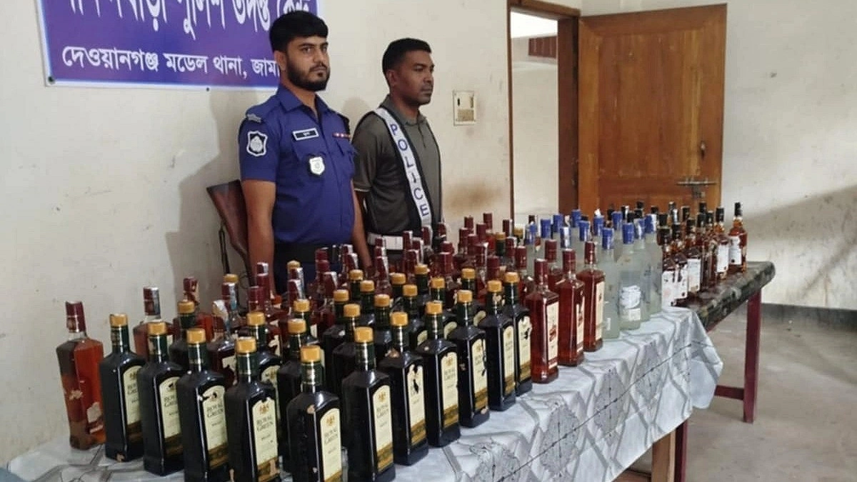 ভুট্টাক্ষেতে পড়ে ছিল ১১০ বোতল ভারতীয় মদ