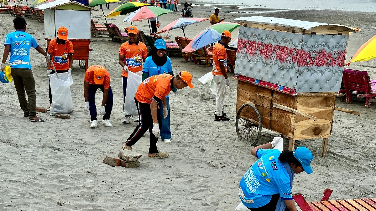 কুয়াকাটা সৈকত পরিষ্কার করলেন পাঁচ শতাধিক শিক্ষার্থী