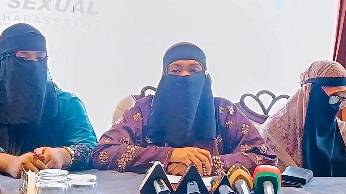 দলের পদ দেওয়ার লোভ দেখিয়ে তরুণীকে মদের বারে নিয়ে হয়রানির অভিযোগ