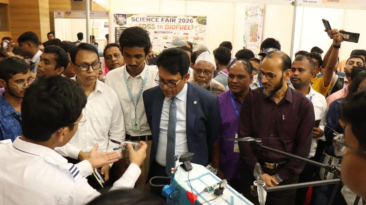 বইয়ের গণ্ডি পেরিয়ে উদ্ভাবনের পথে ক্ষুদে বিজ্ঞানীরা