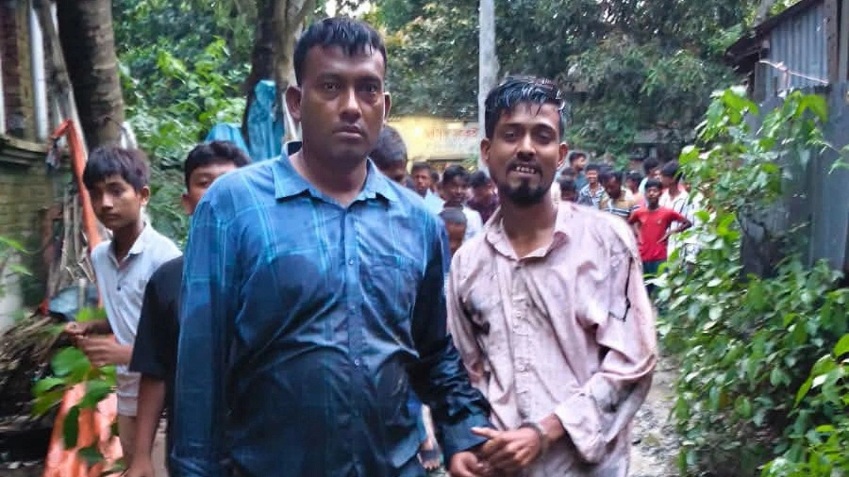মুন্সিগঞ্জে চোর ধরতে ময়লা পানিতে ঝাঁপ পুলিশের