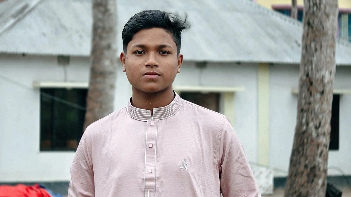 নোয়াখালীতে স্কুলছাত্রকে কুপিয়ে হত্যা