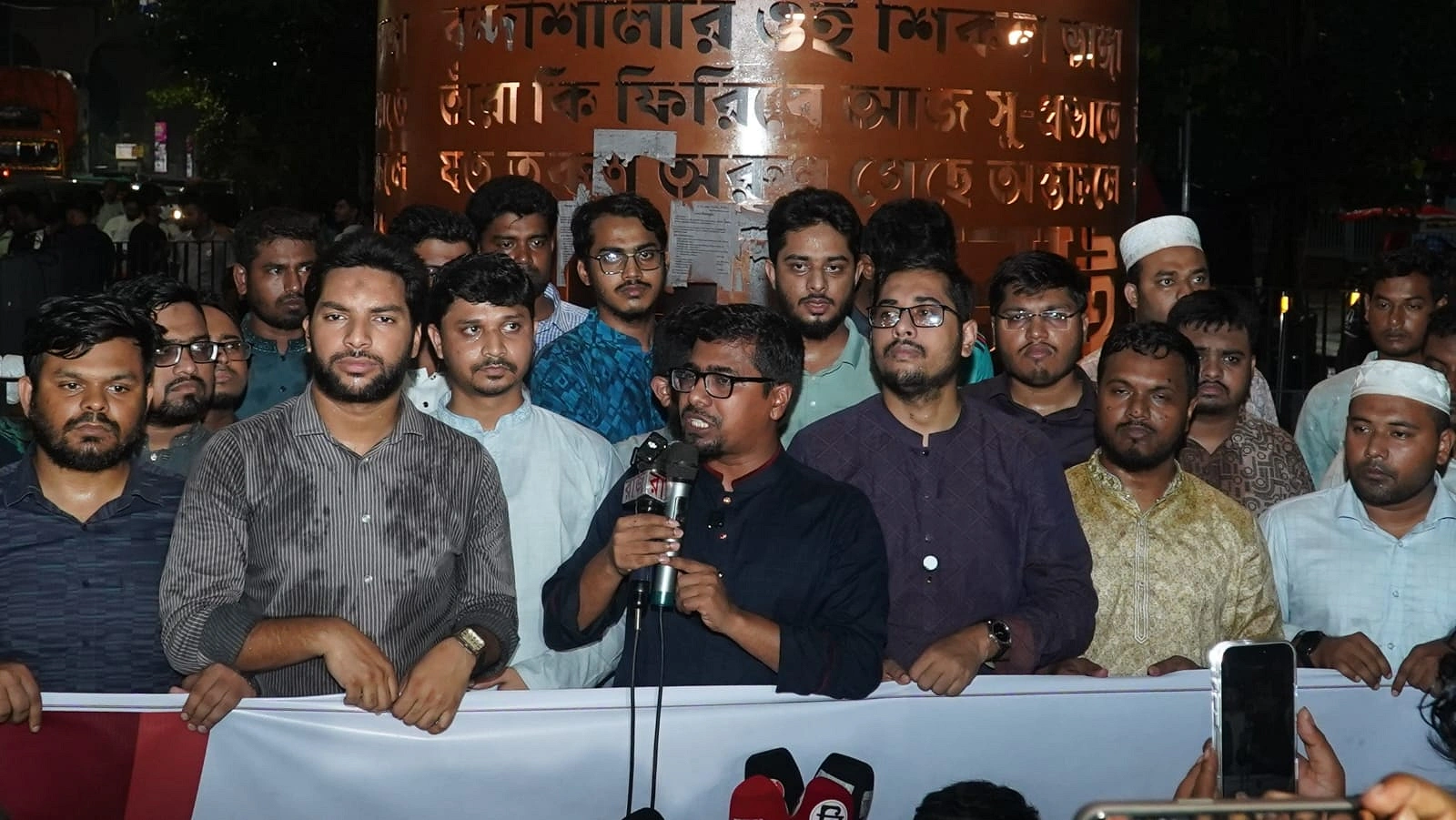 সমাবেশে বক্তব্য দিচ্ছেন শিবিরের নেতারা।