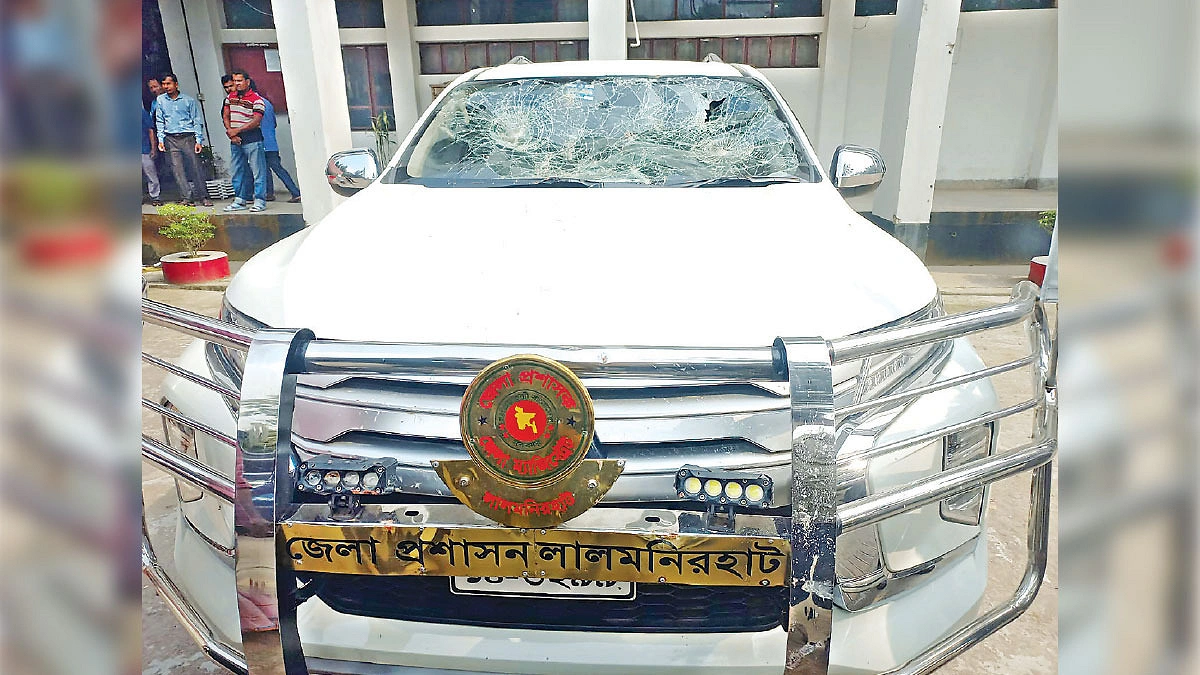 ঢাকায় ওসিকে কোপ, লালমনিরহাটে এসপি ডিসির গাড়িতে হামলা