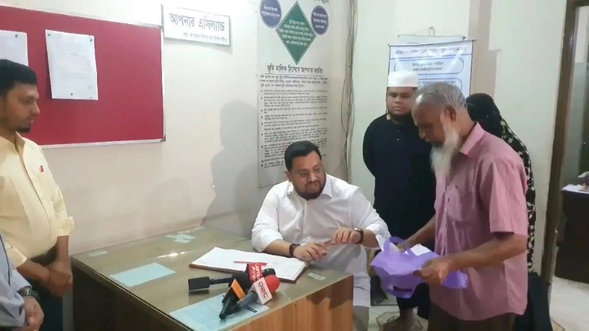 হঠাৎ রাজস্ব সার্কেল অফিসে ভূমি প্রতিমন্ত্রী, পেলেন অনিয়ম