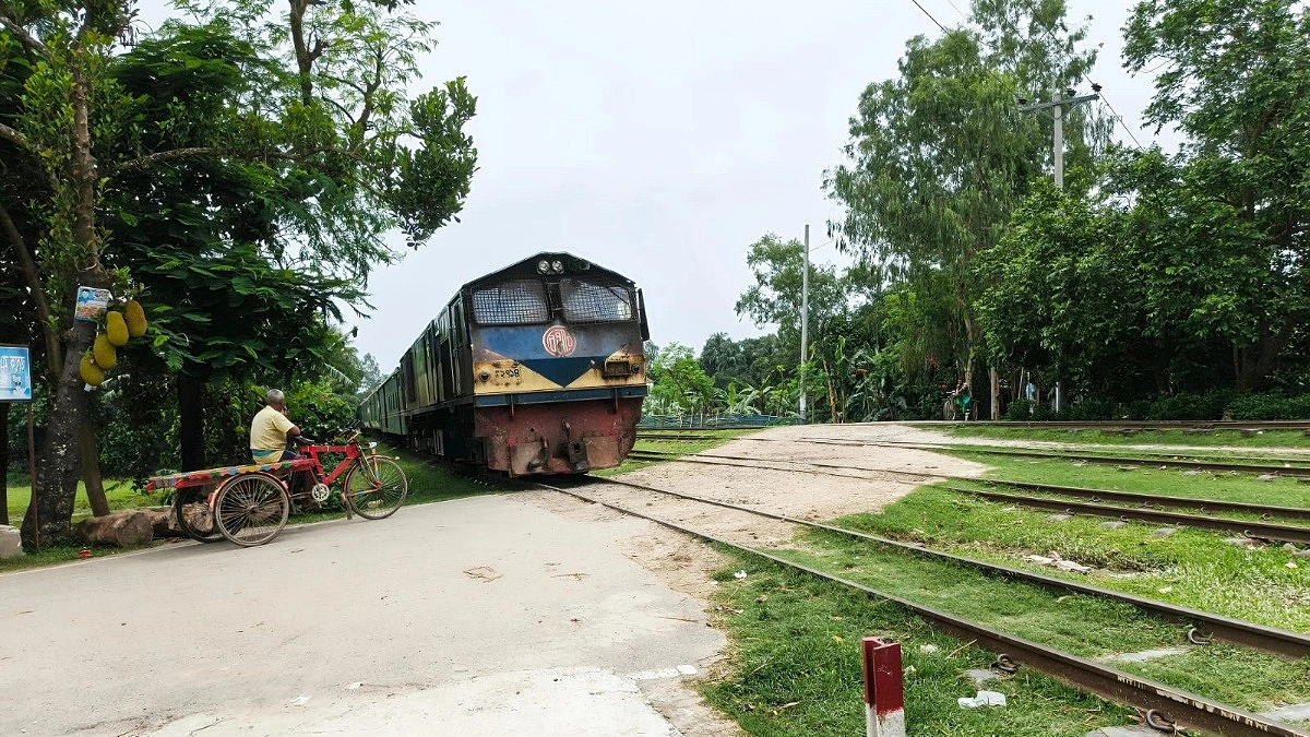 ৪০ রেল ক্রসিংয়ের মধ্যে ৩০টিই অরক্ষিত, উদ্বেগে সরিষাবাড়ীবাসী