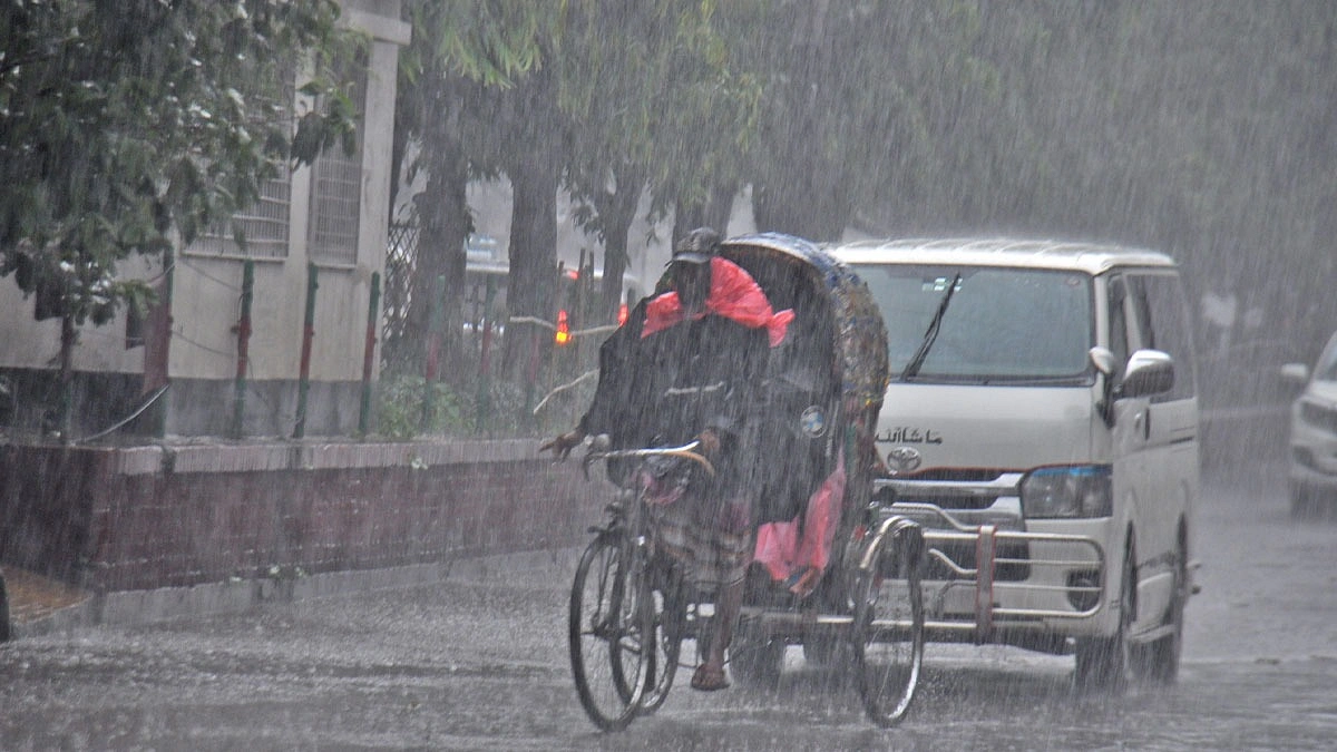 ঢাকার আকাশ আজ মেঘলা, হতে পারে বৃষ্টি