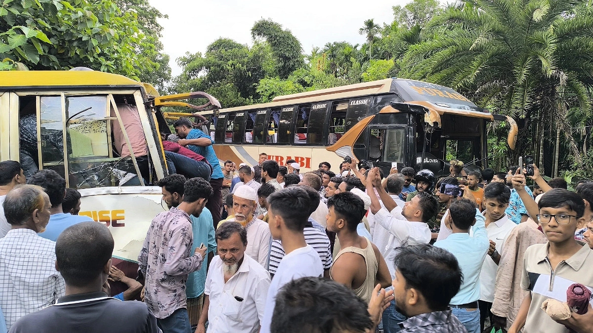 রামুতে দুই বাসের মুখোমুখি সংঘর্ষ
