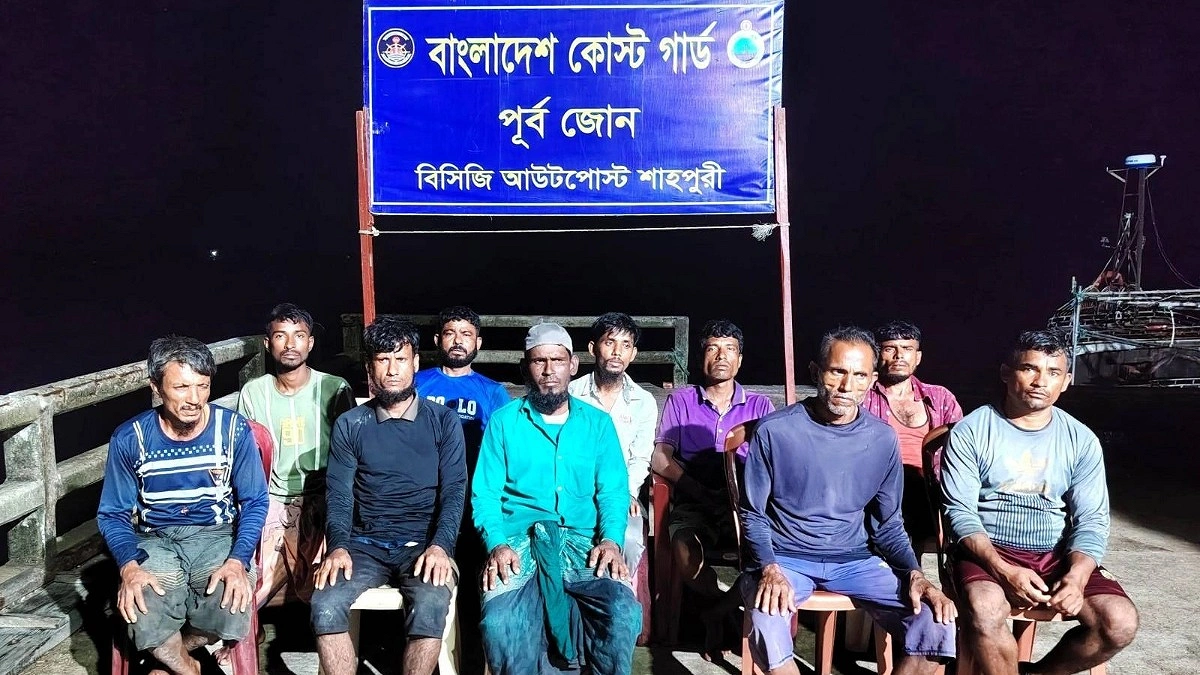 গভীর সমুদ্রে ভাসছিল ফিশিং বোট, ১০ জেলেকে উদ্ধার করল কোস্ট গার্ড