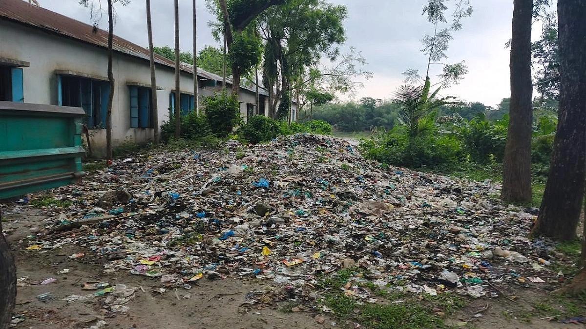 স্কুলের জানালার পাশে ময়লার ভাগাড়, দুর্গন্ধে অতিষ্ঠ শিক্ষার্থীরা