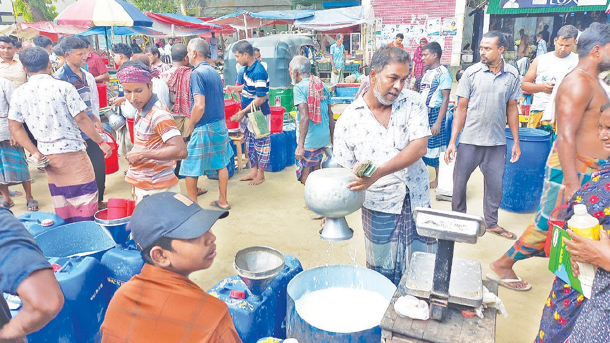 আধা ঘণ্টায় বিক্রি ২০০ মণ দুধ