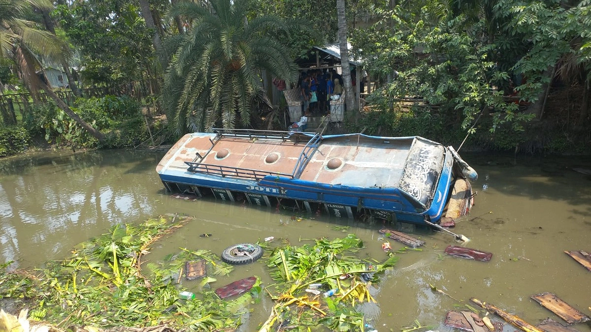 খুলনায় নিয়ন্ত্রণ হারিয়ে বাস পুকুরে, নিহত ১