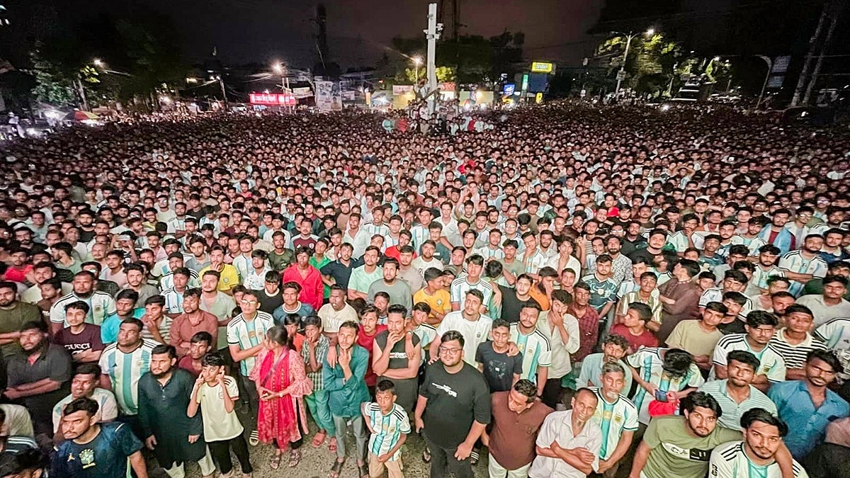 মেসির জন্য রাতেও উৎসবে মাতল নগরী