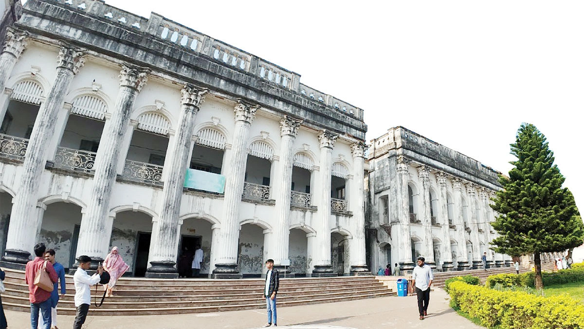 গরমে বালিয়াটি জমিদারবাড়িতে