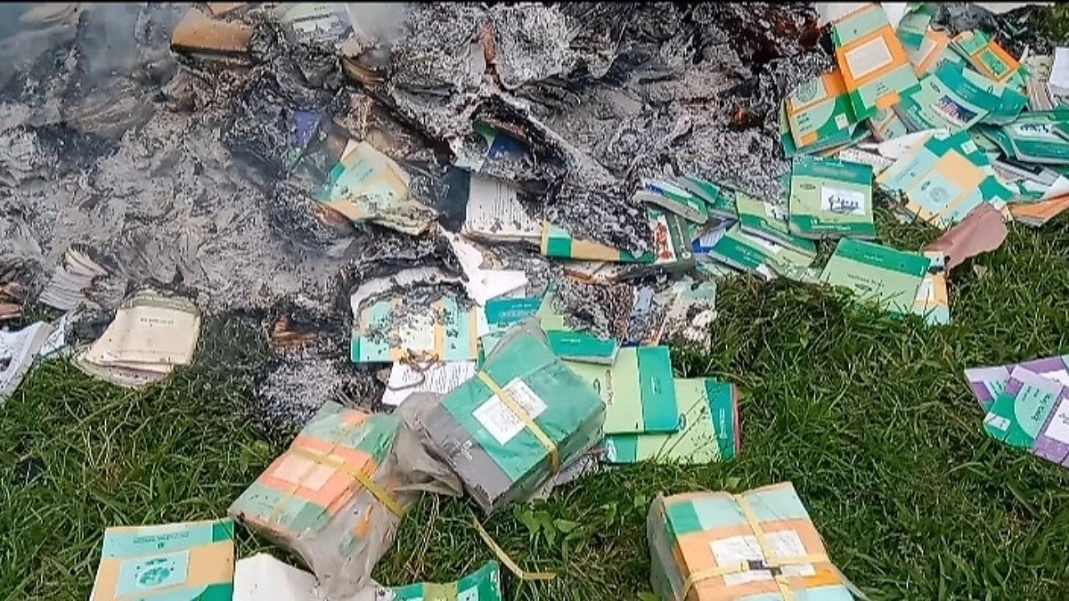 প্রধান শিক্ষকের বিরুদ্ধে বিদ্যালয়ের বই পোড়ানোর অভিযোগ