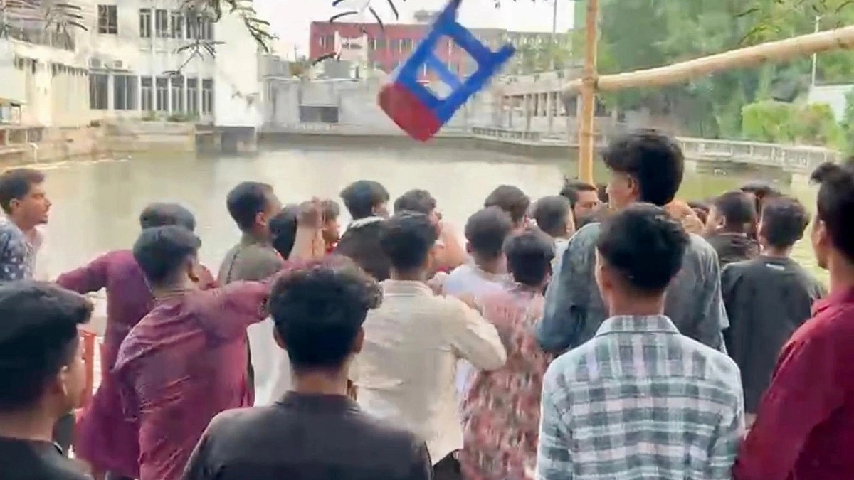 ছাত্রদলের দুই পক্ষের সংঘর্ষ, টায়ার জ্বালিয়ে বিক্ষোভ