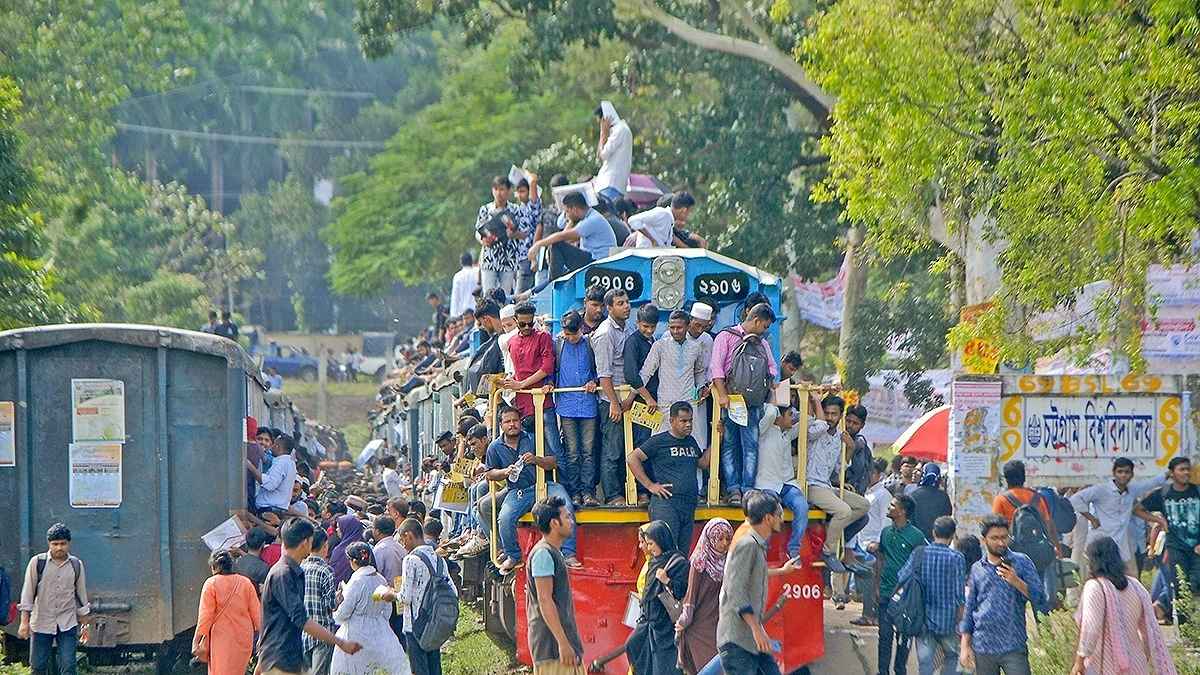 শাটল ট্রেনের আনন্দযাত্রায় পাথর নিক্ষেপের বিষাদ