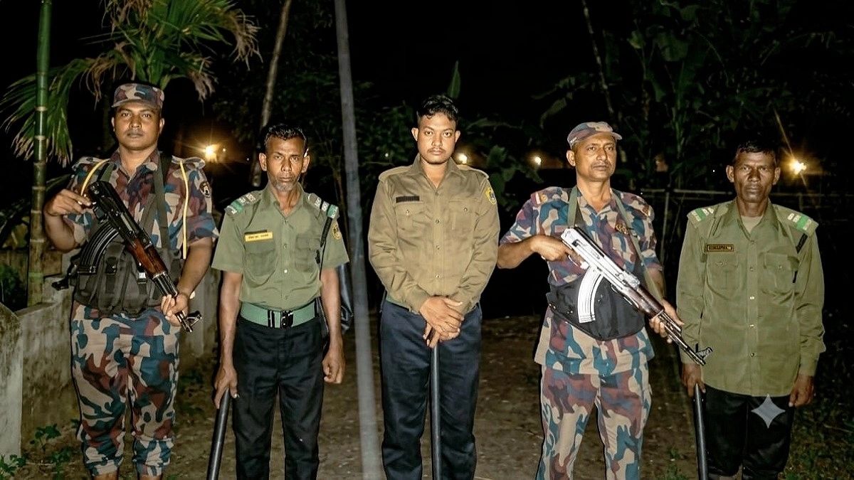 রৌমারীতে সীমান্ত নিরাপত্তায় বিজিবির সঙ্গে আনসার ও গ্রামবাসীর টহল