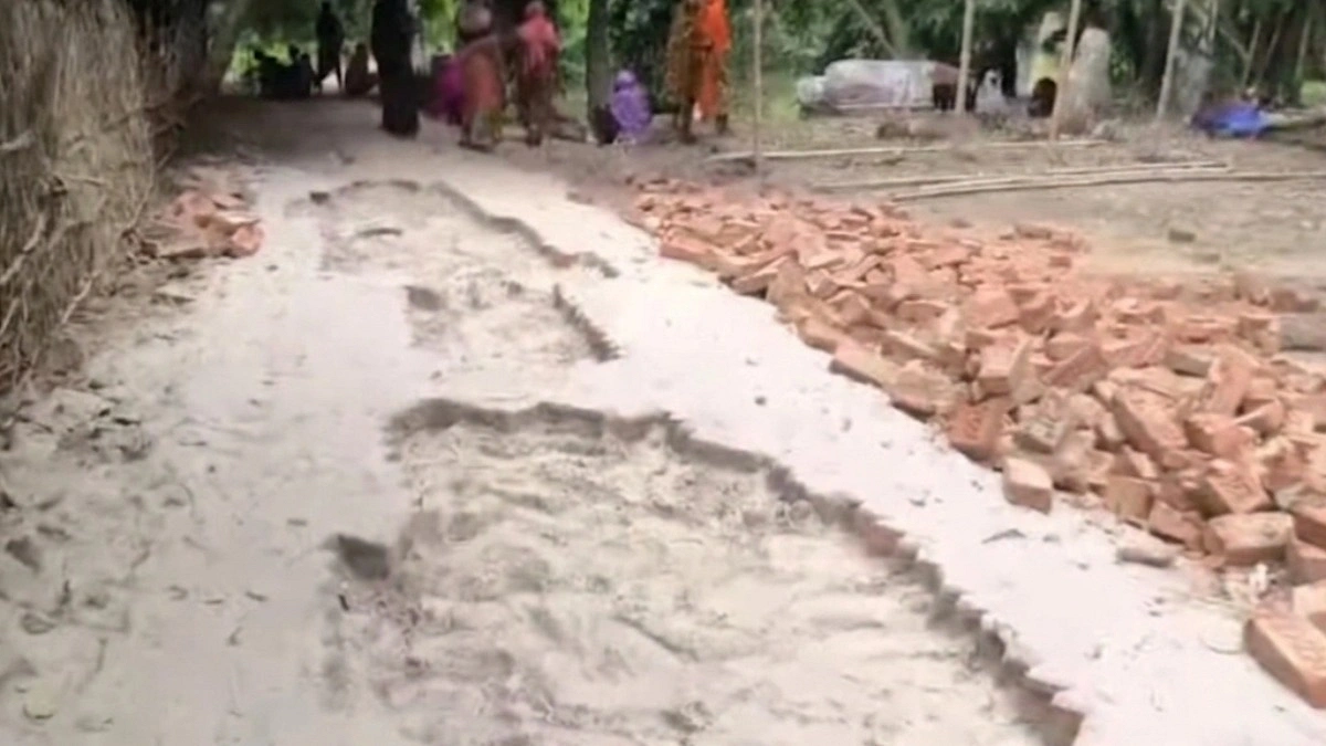 মসজিদের রাস্তা নির্মাণে ‘অনিয়ম’, ক্ষুব্ধ গ্রামবাসী