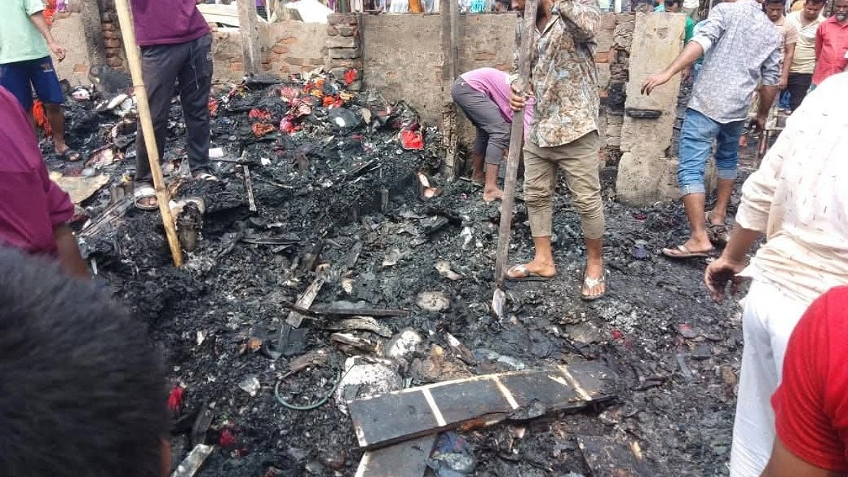 এক আগুনে পুড়ল ১০৫ ব্যবসায়ীর ‘কপাল’