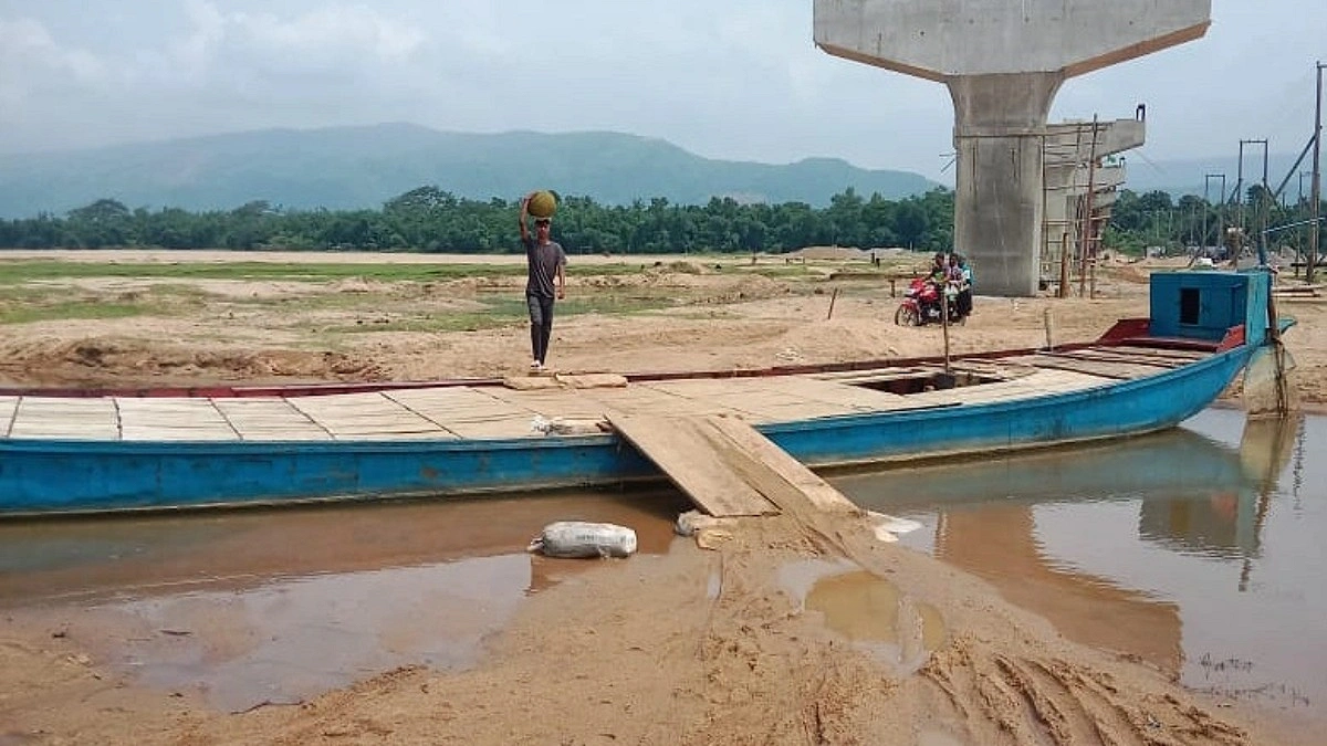 খেয়াঘাট সচলে তোলা হলো নদীর বালু, ভাড়া আদায়