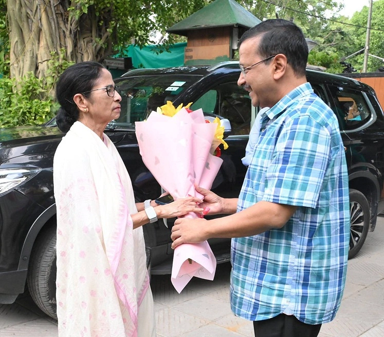 মমতাকে স্বাগত জানান কেজরিওয়াল- কলকাতা সংবাদদাতা