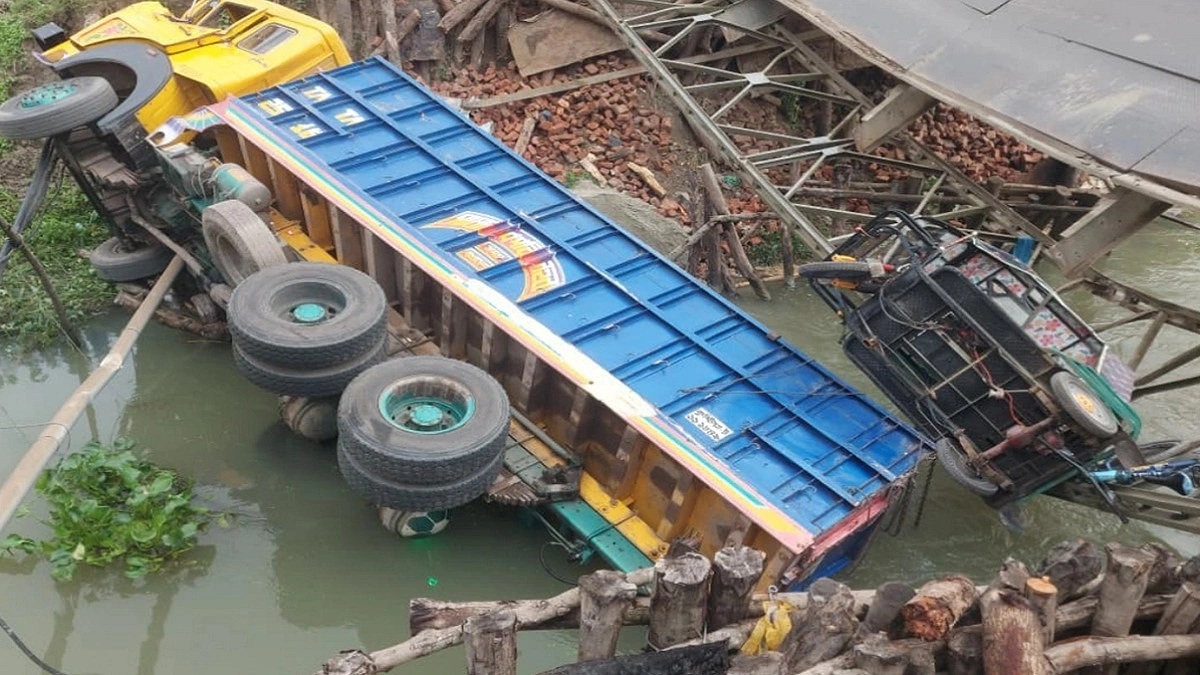 গোপালগঞ্জে বেইলি সেতু ভেঙে খালে ট্রাক